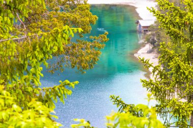 Turkuaz mavisi, Blindsee Gölü nehir ormanı tepeleri ve dağları Alpler 'deki Zugspitze dağlarının en büyük manzarası Biberwier Reutte Tyrol Avusturya' daki Zugspitze dağı..