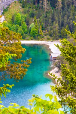 Turkuaz mavisi, Blindsee Gölü nehir ormanı tepeleri ve dağları Alpler 'deki Zugspitze dağlarının en büyük manzarası Biberwier Reutte Tyrol Avusturya' daki Zugspitze dağı..