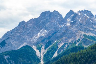 Almanya 'nın en büyük dağının soğuk panoramik manzarası Zugspitze zirvesi Alpler' deki kar kayaları bulutları ve dağlarla kaplı Alpler Biberwier Reutte Tyrol Avusturya.