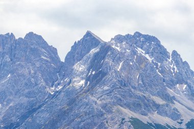 Almanya 'nın en büyük dağının soğuk panoramik manzarası Zugspitze zirvesi Alpler' deki kar kayaları bulutları ve dağlarla kaplı Alpler Biberwier Reutte Tyrol Avusturya.