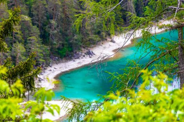 Turkuaz mavisi, Blindsee Gölü nehir ormanı tepeleri ve dağları Alpler 'deki Zugspitze dağlarının en büyük manzarası Biberwier Reutte Tyrol Avusturya' daki Zugspitze dağı..