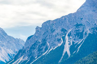 Almanya 'nın en büyük dağının soğuk panoramik manzarası Zugspitze zirvesi Alpler' deki kar kayaları bulutları ve dağlarla kaplı Alpler Biberwier Reutte Tyrol Avusturya.