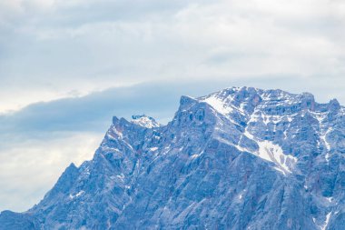 Almanya 'nın en büyük dağının soğuk panoramik manzarası Zugspitze zirvesi Alpler' deki kar kayaları bulutları ve dağlarla kaplı Alpler Biberwier Reutte Tyrol Avusturya.
