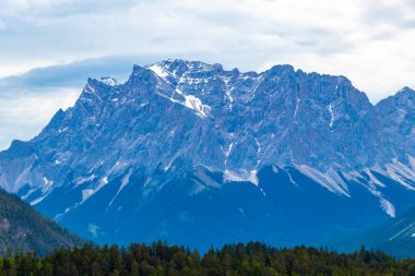 Almanların en büyük dağ manzarası Zugspitze dağ manzarası orman tepeleri, kar bulutları ve Alpler 'deki dağlar Biberwier Reutte Tyrol Avusturya.