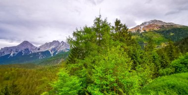 Almanların en büyük dağ manzarası Zugspitze dağ manzarası orman tepeleri, kar bulutları ve Alpler 'deki dağlar Biberwier Reutte Tyrol Avusturya.