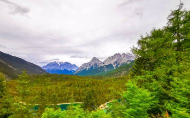 Almanya 'nın en büyük dağının panoramik manzarası Zugspitze alp manzarası turkuvaz rengi Blindsee gölü orman tepeleri ve Alpler' deki dağlar Biberwier Reutte Tyrol Avusturya.