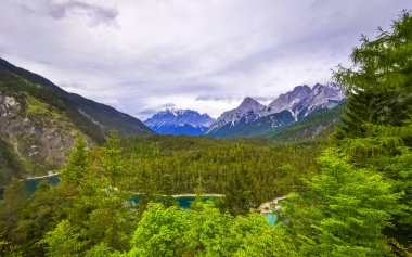 Almanya 'nın en büyük dağının panoramik manzarası Zugspitze alp manzarası turkuvaz rengi Blindsee gölü orman tepeleri ve Alpler' deki dağlar Biberwier Reutte Tyrol Avusturya.