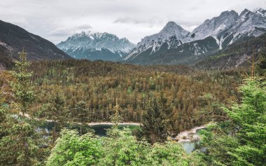 Almanya 'nın en büyük dağının panoramik manzarası Zugspitze alp manzarası turkuvaz rengi Blindsee gölü orman tepeleri ve Alpler' deki dağlar Biberwier Reutte Tyrol Avusturya.