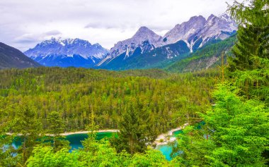 Almanya 'nın en büyük dağının panoramik manzarası Zugspitze alp manzarası turkuvaz rengi Blindsee gölü orman tepeleri ve Alpler' deki dağlar Biberwier Reutte Tyrol Avusturya.