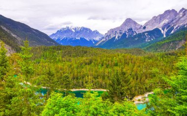Almanya 'nın en büyük dağının panoramik manzarası Zugspitze alp manzarası turkuvaz rengi Blindsee gölü orman tepeleri ve Alpler' deki dağlar Biberwier Reutte Tyrol Avusturya.