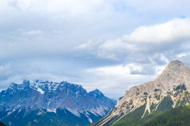 Almanların en büyük dağ manzarası Zugspitze dağ manzarası orman tepeleri, kar bulutları ve Alpler 'deki dağlar Biberwier Reutte Tyrol Avusturya.
