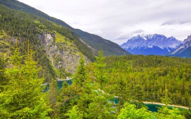 Almanya 'nın en büyük dağının panoramik manzarası Zugspitze alp manzarası turkuvaz rengi Blindsee gölü orman tepeleri ve Alpler' deki dağlar Biberwier Reutte Tyrol Avusturya.