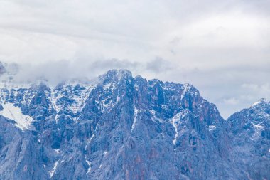 Almanya 'nın en büyük dağının soğuk panoramik manzarası Zugspitze zirvesi Alpler' deki kar kayaları bulutları ve dağlarla kaplı Alpler Biberwier Reutte Tyrol Avusturya.