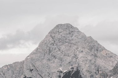 Almanya 'nın en büyük dağının soğuk panoramik manzarası Zugspitze zirvesi Alpler' deki kar kayaları bulutları ve dağlarla kaplı Alpler Biberwier Reutte Tyrol Avusturya.