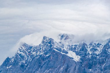 Almanya 'nın en büyük dağının soğuk panoramik manzarası Zugspitze zirvesi Alpler' deki kar kayaları bulutları ve dağlarla kaplı Alpler Biberwier Reutte Tyrol Avusturya.