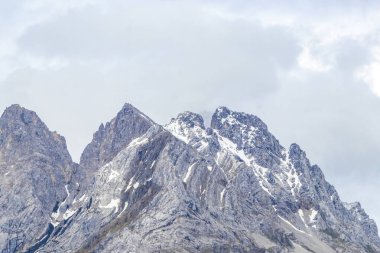 Almanya 'nın en büyük dağının soğuk panoramik manzarası Zugspitze zirvesi Alpler' deki kar kayaları bulutları ve dağlarla kaplı Alpler Biberwier Reutte Tyrol Avusturya.