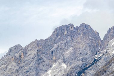 Almanya 'nın en büyük dağının soğuk panoramik manzarası Zugspitze zirvesi Alpler' deki kar kayaları bulutları ve dağlarla kaplı Alpler Biberwier Reutte Tyrol Avusturya.
