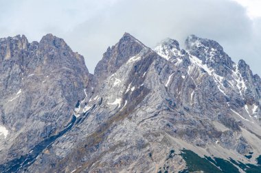 Almanya 'nın en büyük dağının soğuk panoramik manzarası Zugspitze zirvesi Alpler' deki kar kayaları bulutları ve dağlarla kaplı Alpler Biberwier Reutte Tyrol Avusturya.