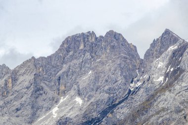 Almanya 'nın en büyük dağının soğuk panoramik manzarası Zugspitze zirvesi Alpler' deki kar kayaları bulutları ve dağlarla kaplı Alpler Biberwier Reutte Tyrol Avusturya.