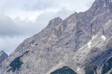 Almanya 'nın en büyük dağının soğuk panoramik manzarası Zugspitze zirvesi Alpler' deki kar kayaları bulutları ve dağlarla kaplı Alpler Biberwier Reutte Tyrol Avusturya.