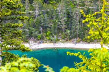 Turkuaz mavisi, Blindsee Gölü nehir ormanı tepeleri ve dağları Alpler 'deki Zugspitze dağlarının en büyük manzarası Biberwier Reutte Tyrol Avusturya' daki Zugspitze dağı..