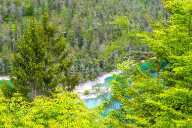 Turkuaz mavisi, Blindsee Gölü nehir ormanı tepeleri ve dağları Alpler 'deki Zugspitze dağlarının en büyük manzarası Biberwier Reutte Tyrol Avusturya' daki Zugspitze dağı..
