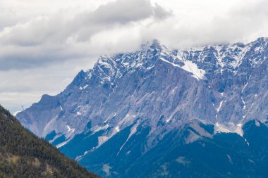 Almanya 'nın en büyük dağının soğuk panoramik manzarası Zugspitze zirvesi Alpler' deki kar kayaları bulutları ve dağlarla kaplı Alpler Biberwier Reutte Tyrol Avusturya.