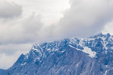 Almanya 'nın en büyük dağının soğuk panoramik manzarası Zugspitze zirvesi Alpler' deki kar kayaları bulutları ve dağlarla kaplı Alpler Biberwier Reutte Tyrol Avusturya.