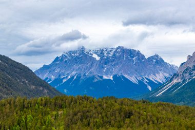 Almanların en büyük dağ manzarası Zugspitze dağ manzarası orman tepeleri, kar bulutları ve Alpler 'deki dağlar Biberwier Reutte Tyrol Avusturya.