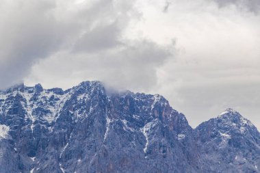 Almanya 'nın en büyük dağının soğuk panoramik manzarası Zugspitze zirvesi Alpler' deki kar kayaları bulutları ve dağlarla kaplı Alpler Biberwier Reutte Tyrol Avusturya.