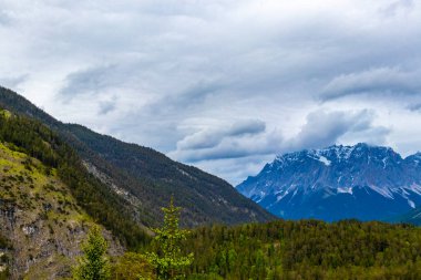 Almanların en büyük dağ manzarası Zugspitze dağ manzarası orman tepeleri, kar bulutları ve Alpler 'deki dağlar Biberwier Reutte Tyrol Avusturya.