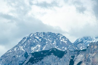 Almanya 'nın en büyük dağının soğuk panoramik manzarası Zugspitze zirvesi Alpler' deki kar kayaları bulutları ve dağlarla kaplı Alpler Biberwier Reutte Tyrol Avusturya.