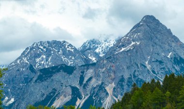 Almanya 'nın en büyük dağının soğuk panoramik manzarası Zugspitze zirvesi Alpler' deki kar kayaları bulutları ve dağlarla kaplı Alpler Biberwier Reutte Tyrol Avusturya.