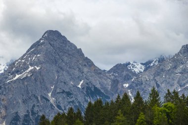 Almanların en büyük dağ manzarası Zugspitze dağ manzarası orman tepeleri, kar bulutları ve Alpler 'deki dağlar Biberwier Reutte Tyrol Avusturya.