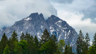 Almanların en büyük dağ manzarası Zugspitze dağ manzarası orman tepeleri, kar bulutları ve Alpler 'deki dağlar Biberwier Reutte Tyrol Avusturya.