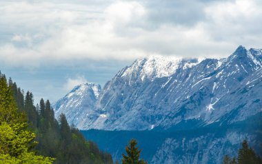 Almanların en büyük dağ manzarası Zugspitze dağ manzarası orman tepeleri, kar bulutları ve Alpler 'deki dağlar Biberwier Reutte Tyrol Avusturya.
