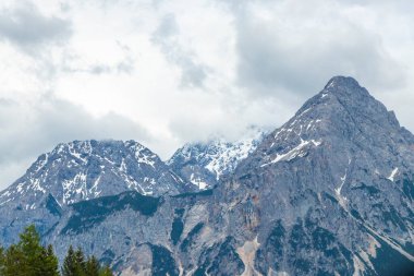 Almanların en büyük dağ manzarası Zugspitze dağ manzarası orman tepeleri, kar bulutları ve Alpler 'deki dağlar Biberwier Reutte Tyrol Avusturya.