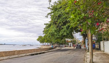 Rio de Janeiro Eyaleti Rio de Janeiro Brezilya 17. Ekim 2020 Urca köyü sahil ve sahil yolu kaldırım barları restoranları ve Rio de Janeiro Brezilya 'daki insanlar.