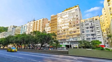 Rio de Janeiro Eyaleti Rio de Janeiro Brezilya 14. Ekim 2020 Copacabana ve Leme City Şehir Merkezi Sokak Yolları Skyline Panorama Gökdelen Binaları Arabalı İnsanlar.