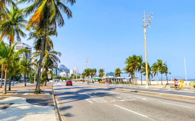 Rio de Janeiro Eyaleti Rio de Janeiro Brezilya 14. Ekim 2020 Copacabana sahili ve sahil yolu kaldırım barları restoranları ve Rio de Janeiro Brezilya 'daki insanlar.
