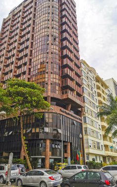 Rio de Janeiro Eyaleti Rio de Janeiro Brezilya 08. Ekim 2020 Copacabana ve Leme City Şehir Merkezi Sokak Yolları Skyline Panorama Gökdelen Binaları Arabalı İnsanlar.