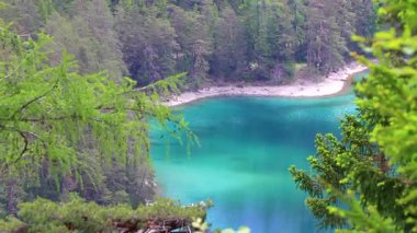 Turkuaz mavisi, Blindsee Gölü nehir ormanı tepeleri ve dağları Alpler 'deki Zugspitze dağlarının en büyük manzarası Biberwier Reutte Tyrol Avusturya' daki Zugspitze dağı..