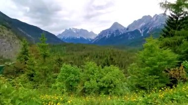 Almanya 'nın en büyük dağının panoramik manzarası Zugspitze alp manzarası turkuvaz rengi Blindsee gölü orman tepeleri ve Alpler' deki dağlar Biberwier Reutte Tyrol Avusturya.