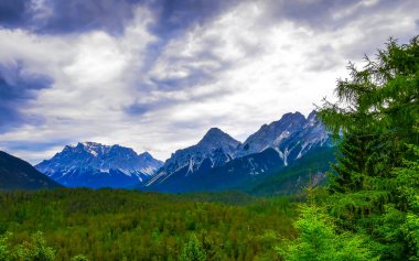 Almanların en büyük dağ manzarası Zugspitze dağ manzarası orman tepeleri, kar bulutları ve Alpler 'deki dağlar Biberwier Reutte Tyrol Avusturya.
