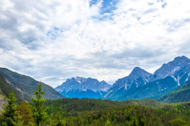 Almanların en büyük dağ manzarası Zugspitze dağ manzarası orman tepeleri, kar bulutları ve Alpler 'deki dağlar Biberwier Reutte Tyrol Avusturya.