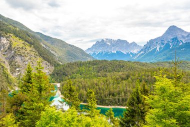 Almanya 'nın en büyük dağının panoramik manzarası Zugspitze alp manzarası turkuvaz rengi Blindsee gölü orman tepeleri ve Alpler' deki dağlar Biberwier Reutte Tyrol Avusturya.