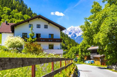 Landeck Tyrol Avusturya 30. Mayıs 2025 Dağ ve Alp Dağları Lechtal Alpleri ve köy kasabası orman kulübeleri sokaklar ve Avusturya 'da mavi gökyüzü manzaraları..