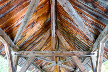Alplerde nehir buharı ve şelale hanının üzerindeki tahta köprü mimarisi Alpsiz Landeck Tyrol Avusturya.