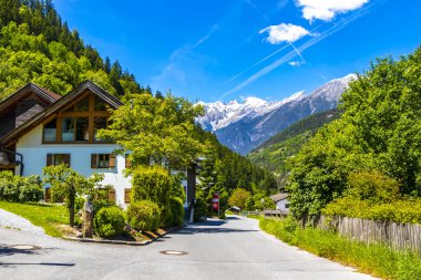 Landeck Tyrol Avusturya 30. Mayıs 2025 Dağ ve Alp Dağları Lechtal Alpleri ve köy kasabası orman kulübeleri sokaklar ve Avusturya 'da mavi gökyüzü manzaraları..