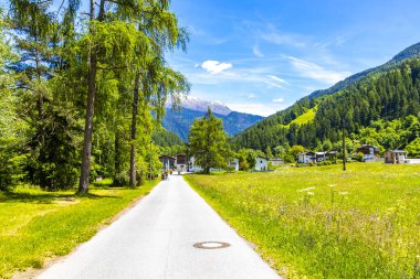Landeck Tyrol Avusturya 30. Mayıs 2025 Dağ ve Alp Dağları Lechtal Alpleri ve köy kasabası orman kulübeleri sokaklar ve Avusturya 'da mavi gökyüzü manzaraları..
